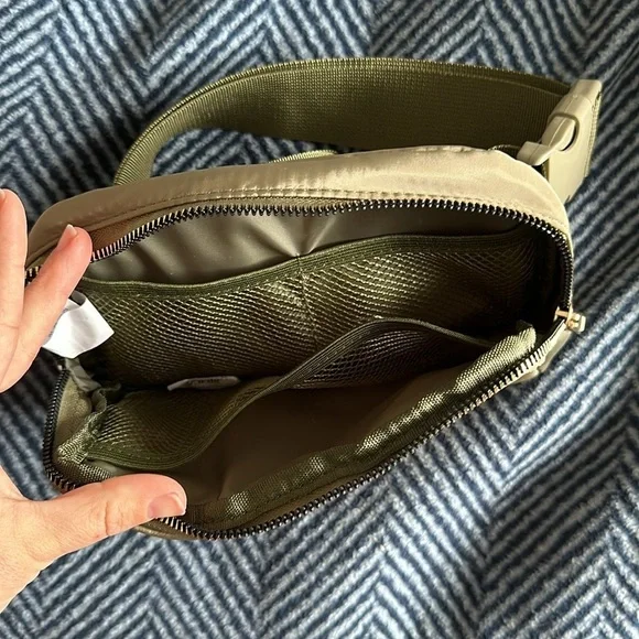 NWOT belt bag in green - Picture 3 of 4